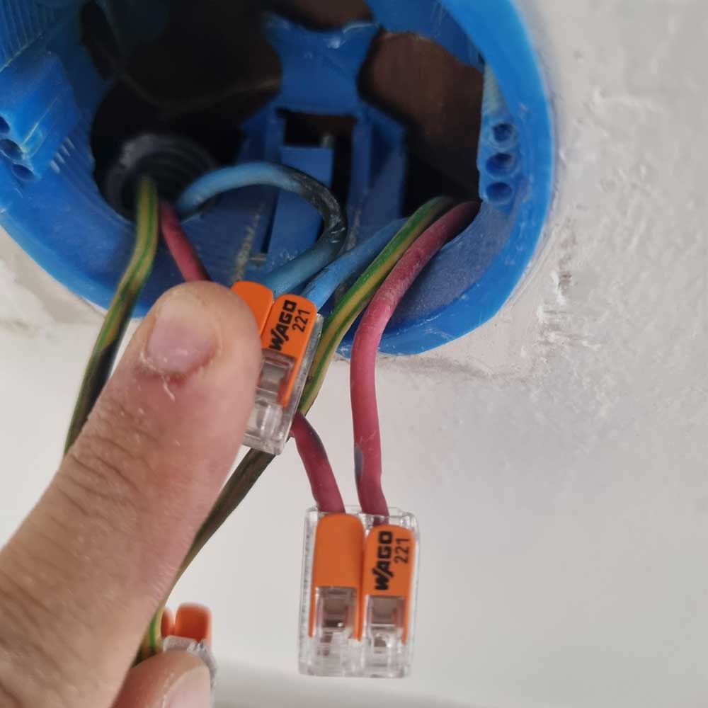 Prise électrique brûlée